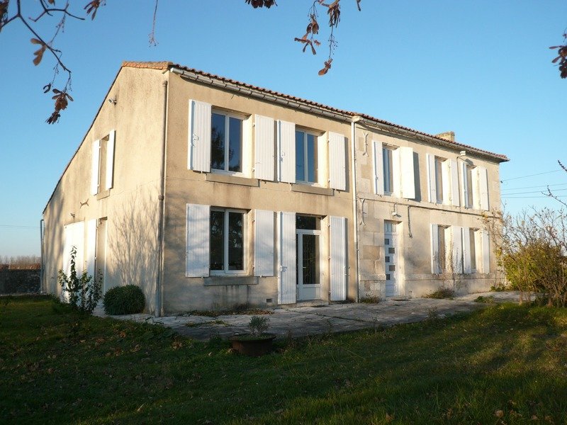 Maison 12 pièces 195 m² Saint-Fort-sur-le-Né