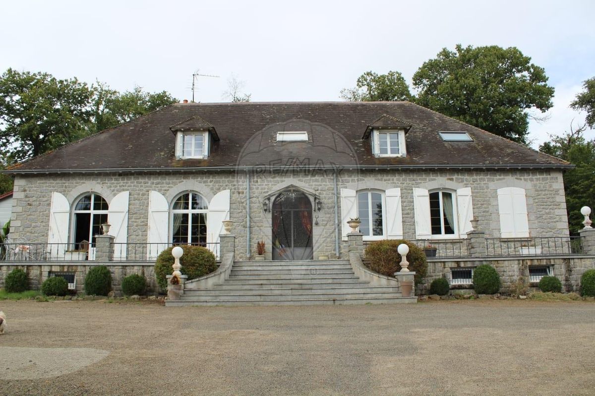Maison 8 pièces 296 m² Saint-Priest-la-Feuille