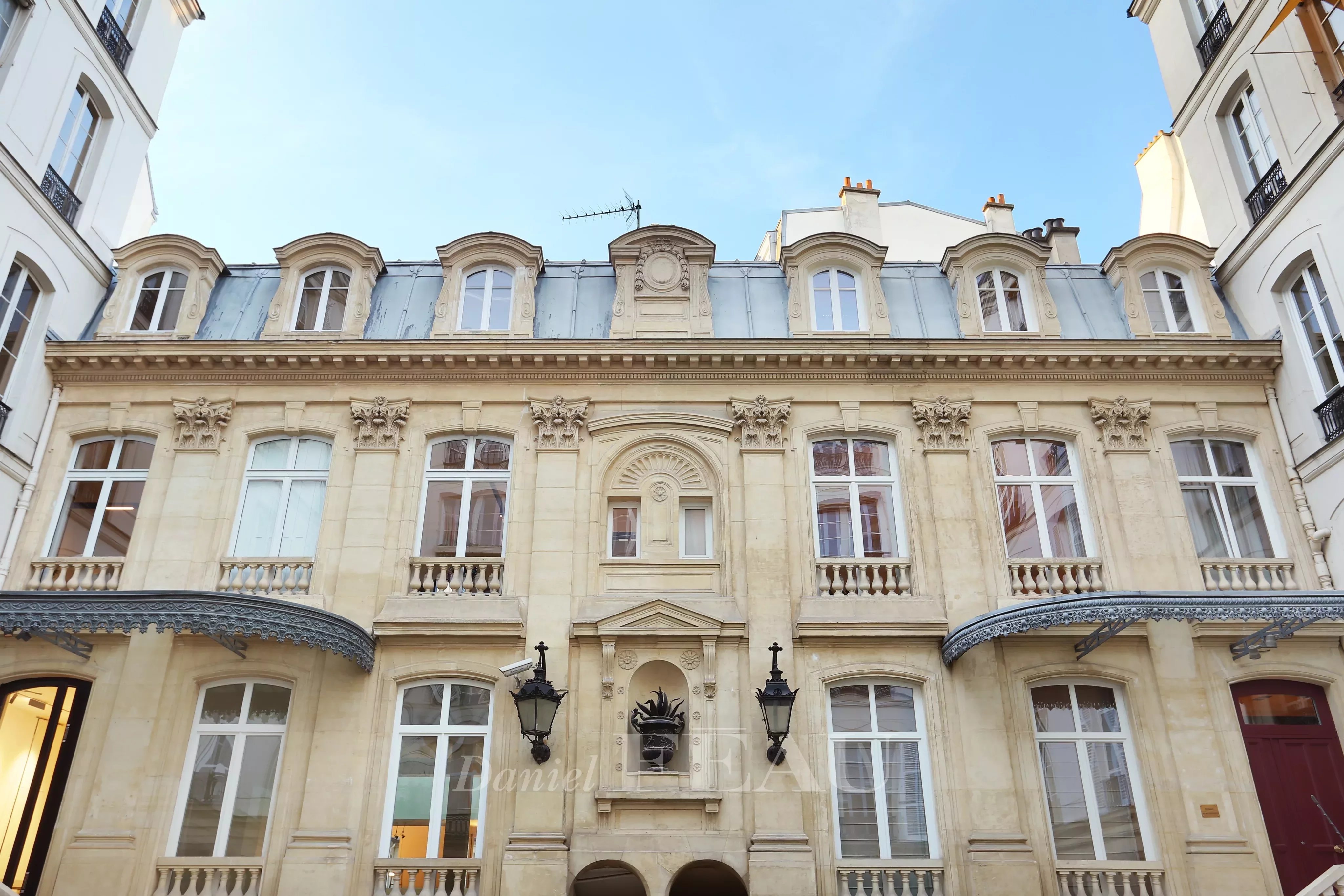 Maison a louer paris-8e-arrondissement - 10 pièce(s) - 371.14 m2 - Surfyn
