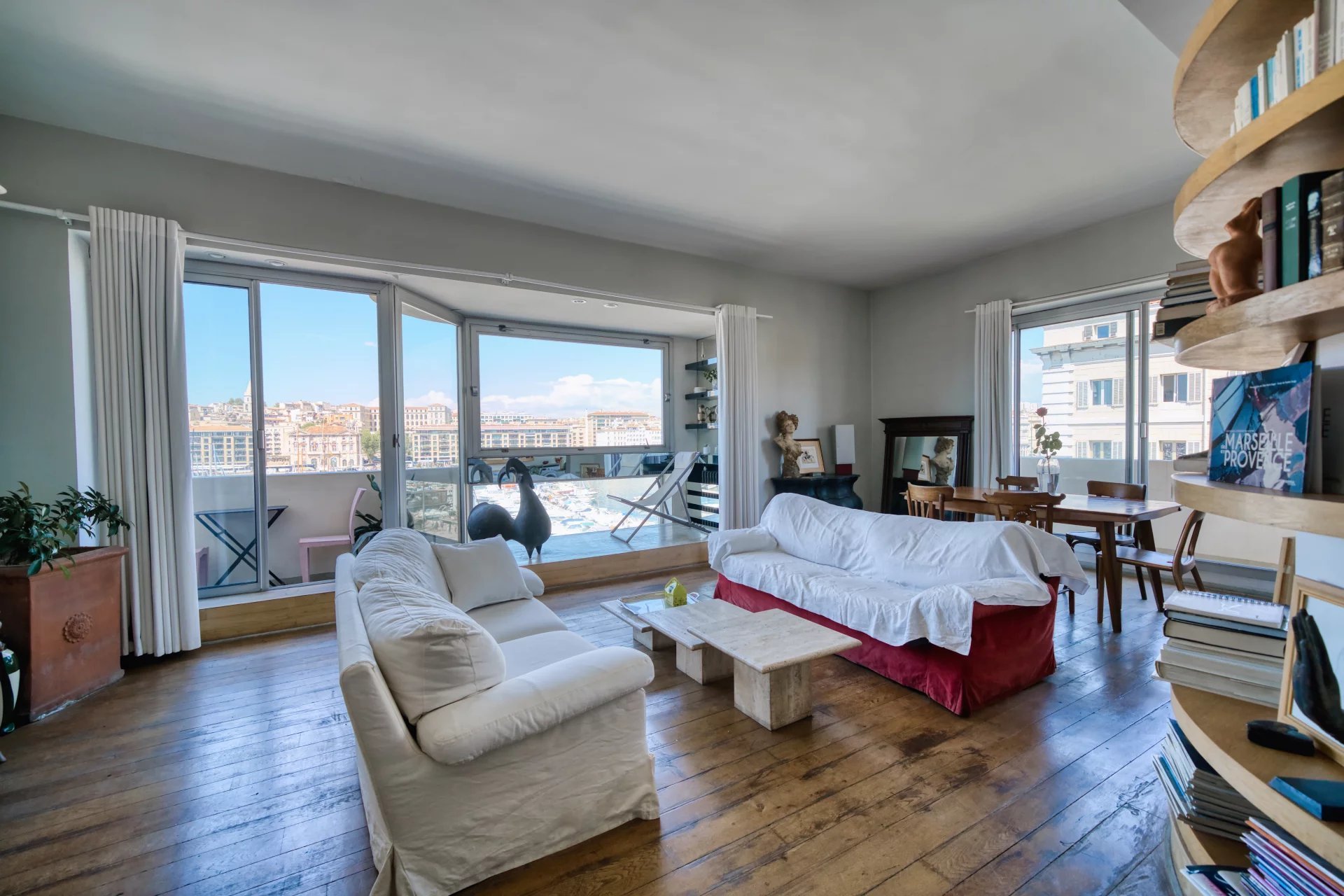 Grand duplex ou deux appartements avec vue panoramique sur le Vieux-Port de Marseille.