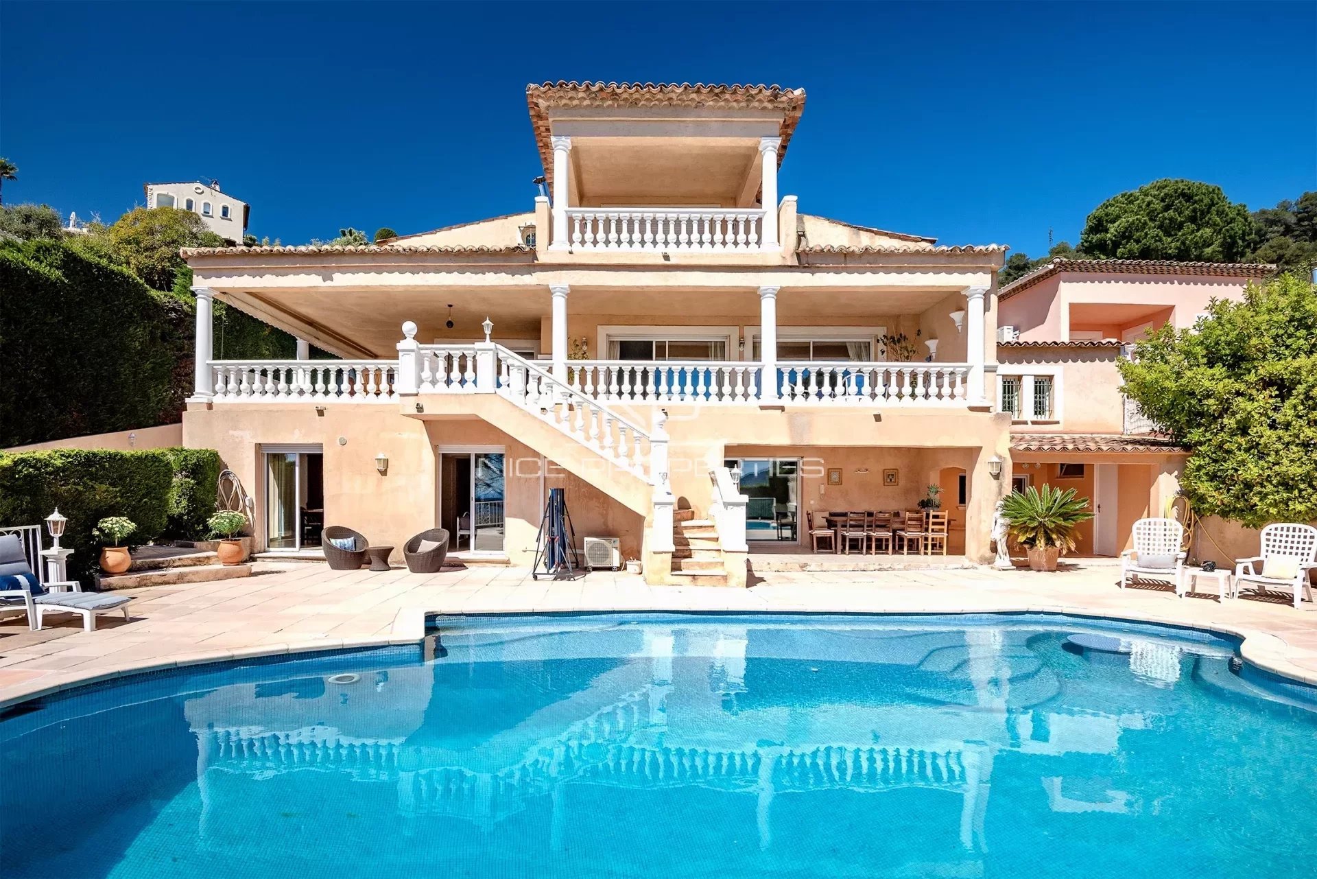 Nice Gairaut, propriété de 378 m² piscine, terrasses, vue me