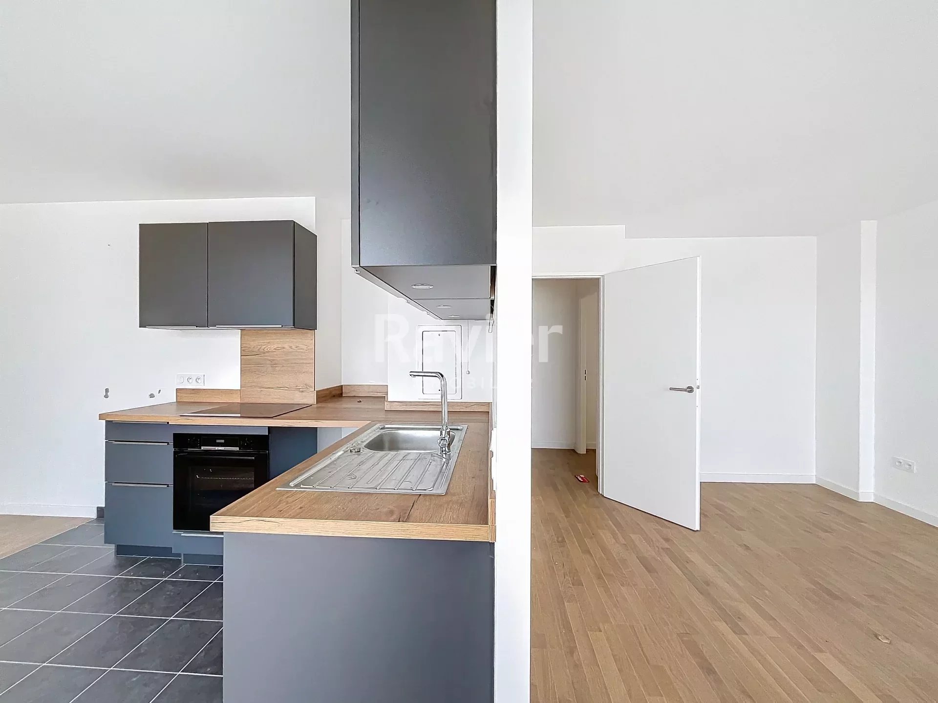 Appartement a louer  - 4 pièce(s) - 126.1 m2 - Surfyn