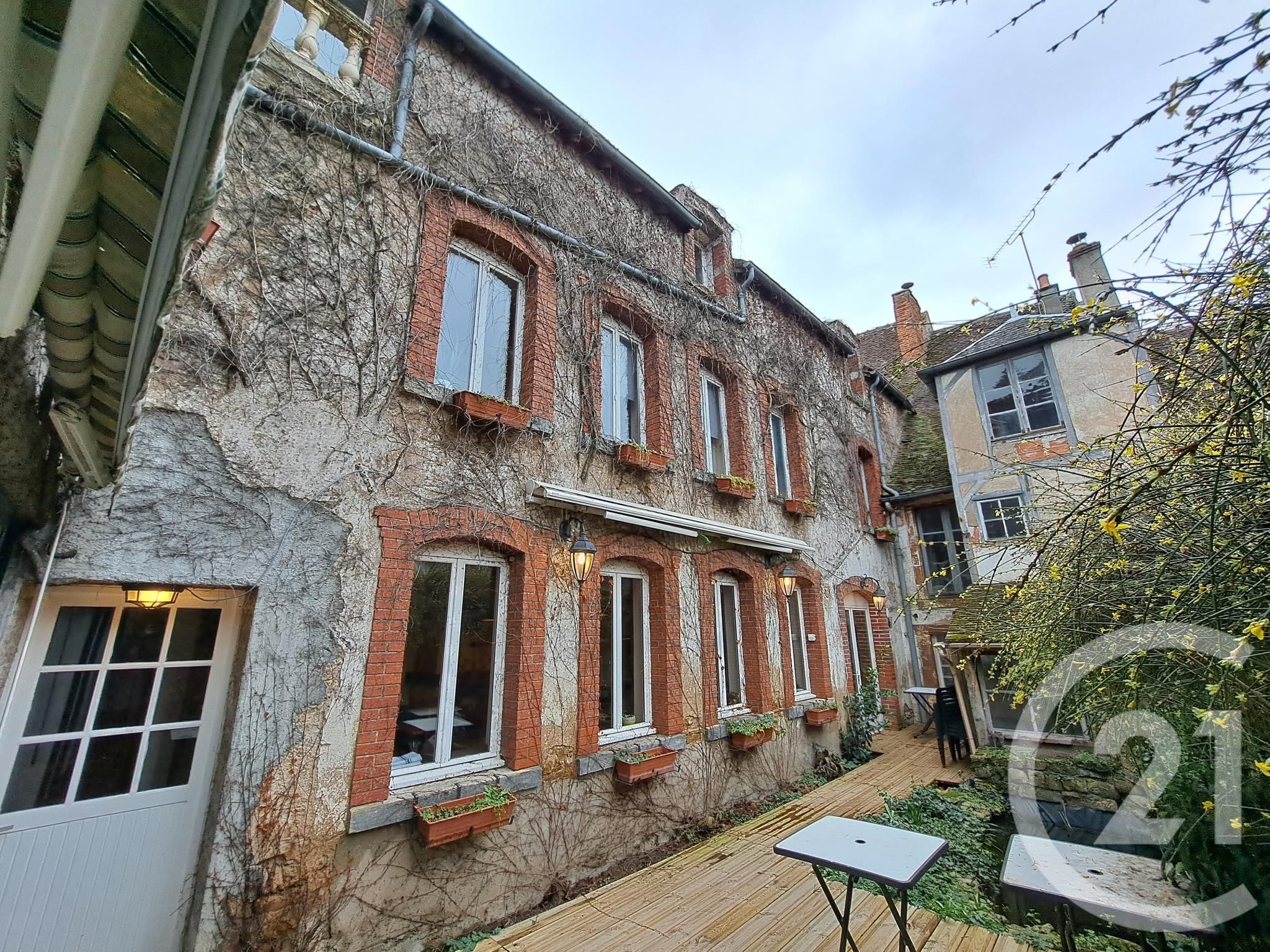 Maison 10 pièces 328 m² Ainay-le-Château